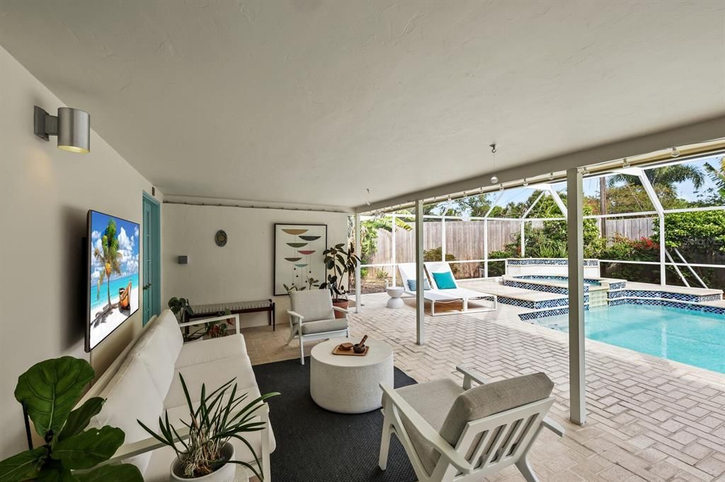 Recently Sold: $650,000 (3 beds, 2 baths, 1565 Square Feet)