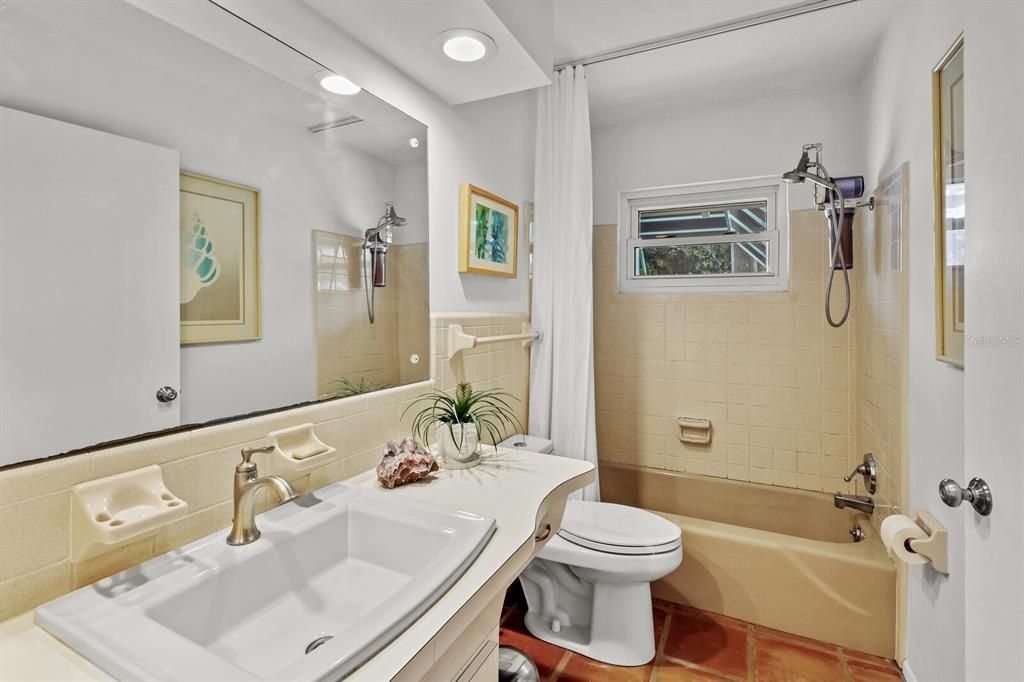 最近售出: $650,000 (3 贝兹, 2 浴室, 1565 平方英尺)