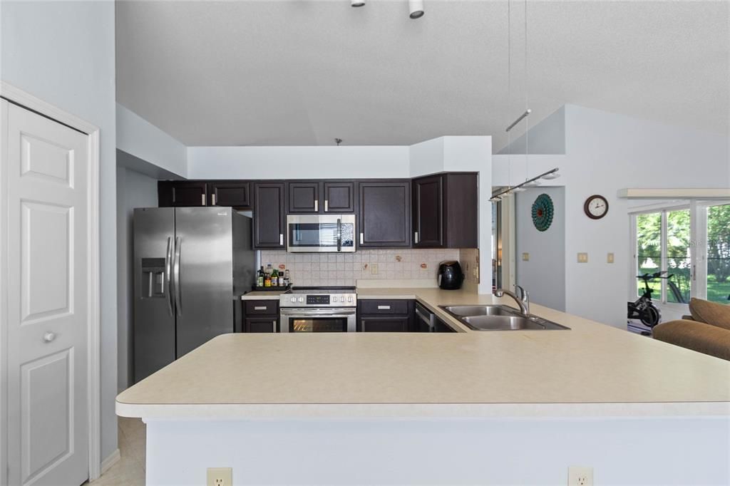 For Sale: $299,900 (2 beds, 2 baths, 1885 Square Feet)
