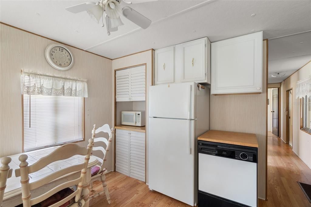 For Sale: $255,000 (2 beds, 2 baths, 712 Square Feet)