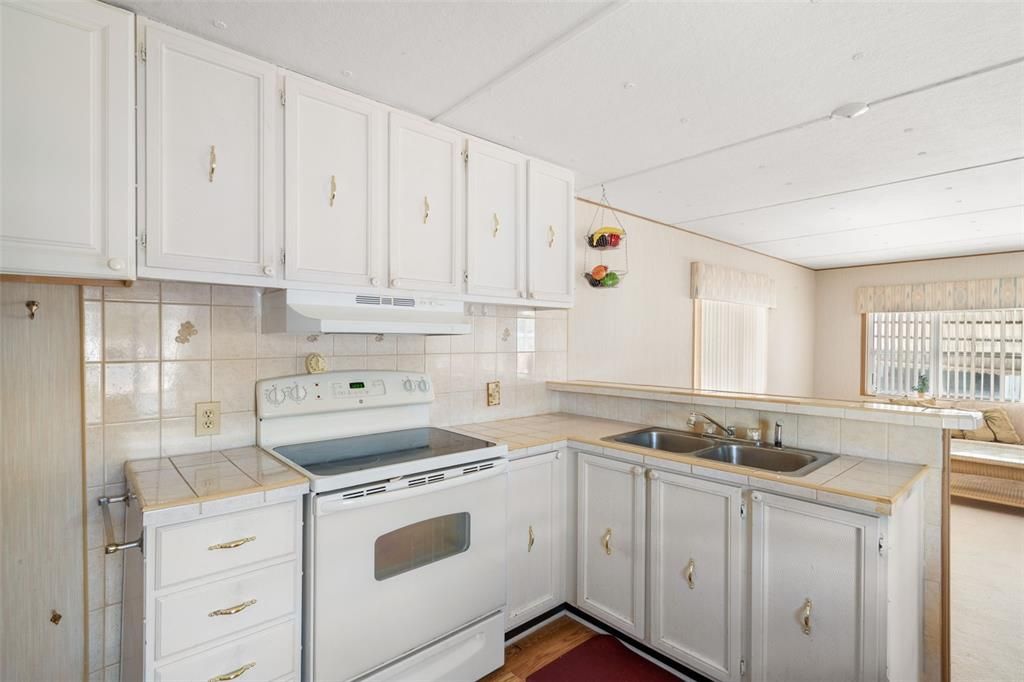 For Sale: $255,000 (2 beds, 2 baths, 712 Square Feet)