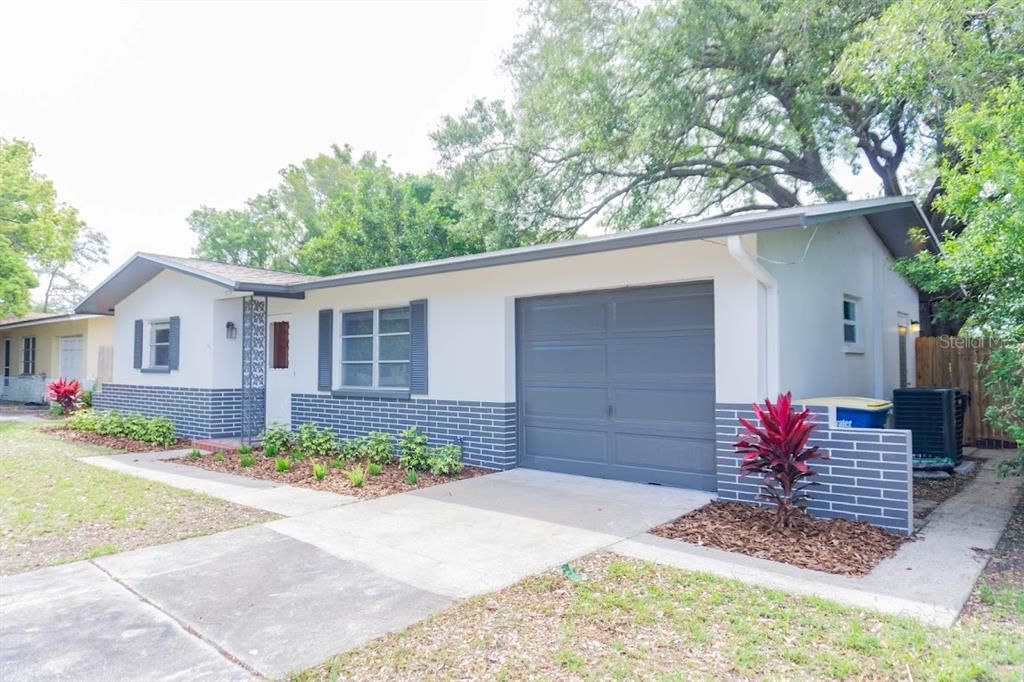 Active With Contract: $359,900 (3 beds, 1 baths, 990 Square Feet)