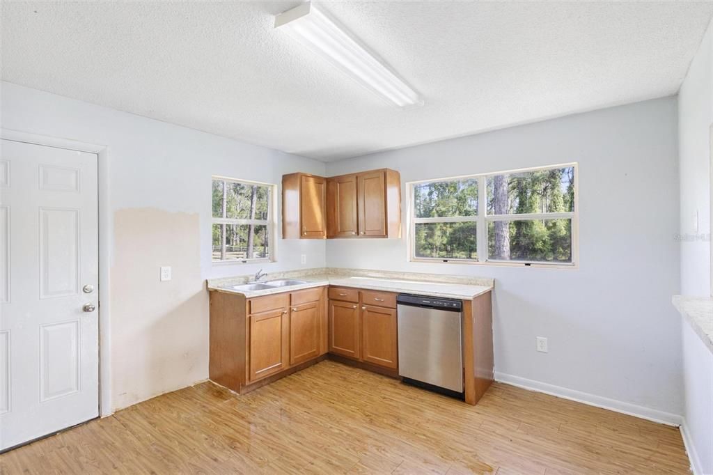 Active With Contract: $159,000 (2 beds, 1 baths, 912 Square Feet)