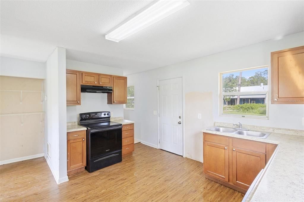 Active With Contract: $159,000 (2 beds, 1 baths, 912 Square Feet)