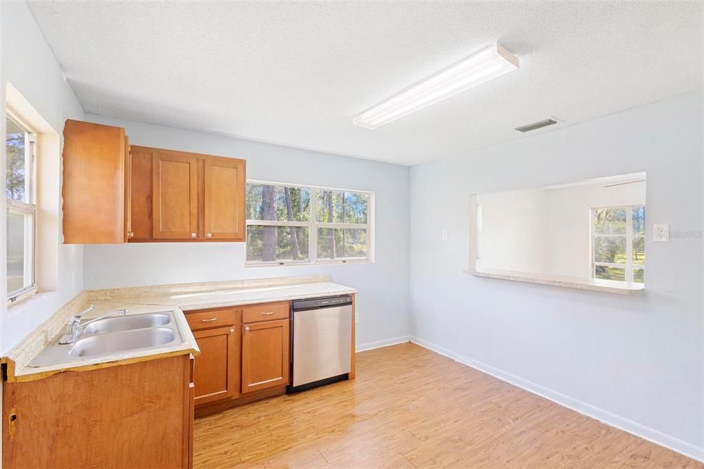 Active With Contract: $159,000 (2 beds, 1 baths, 912 Square Feet)