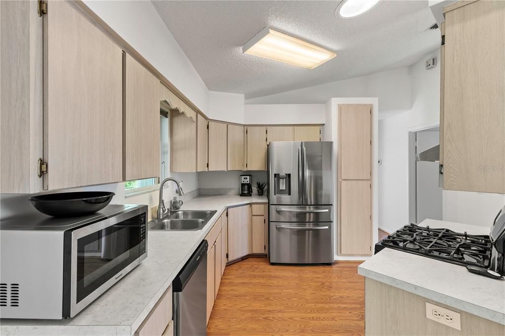 Active With Contract: $239,900 (2 beds, 2 baths, 1245 Square Feet)