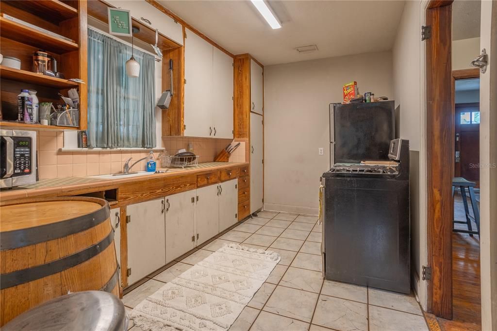 For Sale: $299,000 (2 beds, 1 baths, 908 Square Feet)