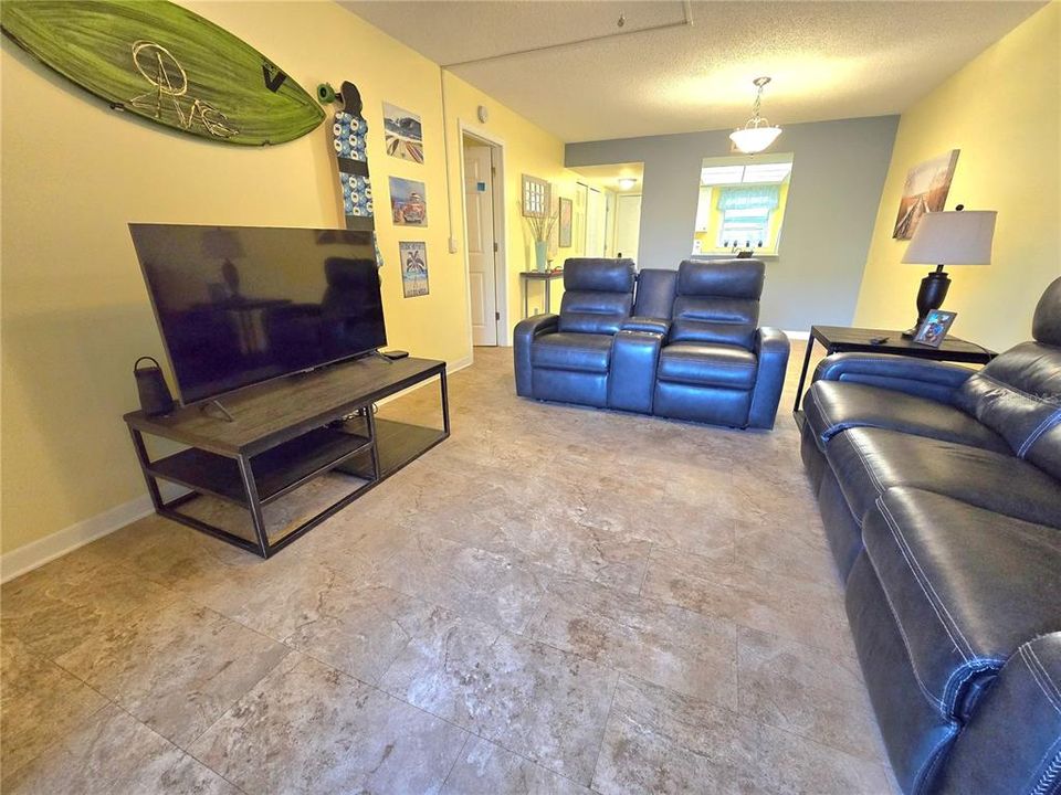 For Sale: $158,900 (1 beds, 1 baths, 768 Square Feet)