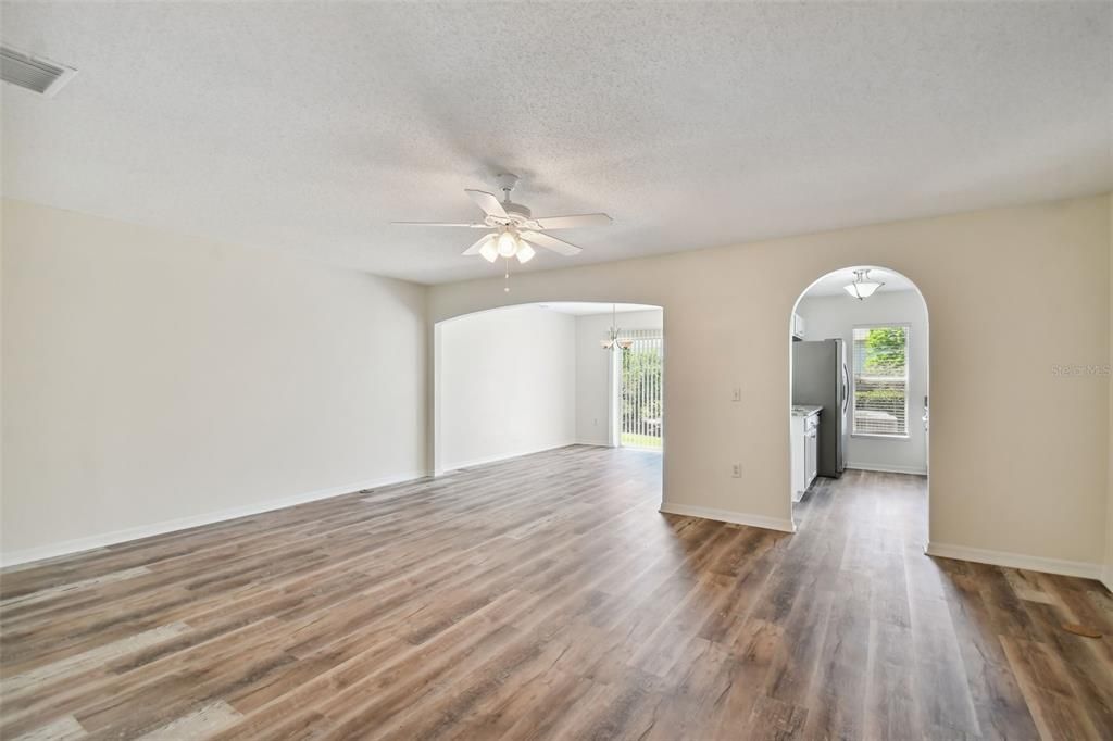 Active With Contract: $285,000 (3 beds, 2 baths, 1670 Square Feet)