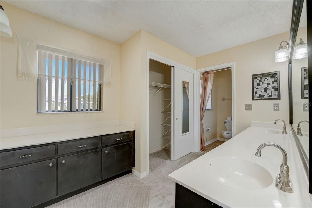 For Sale: $414,900 (2 beds, 2 baths, 2207 Square Feet)