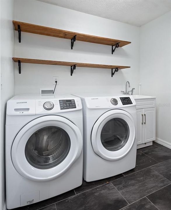 Laundry machines included
