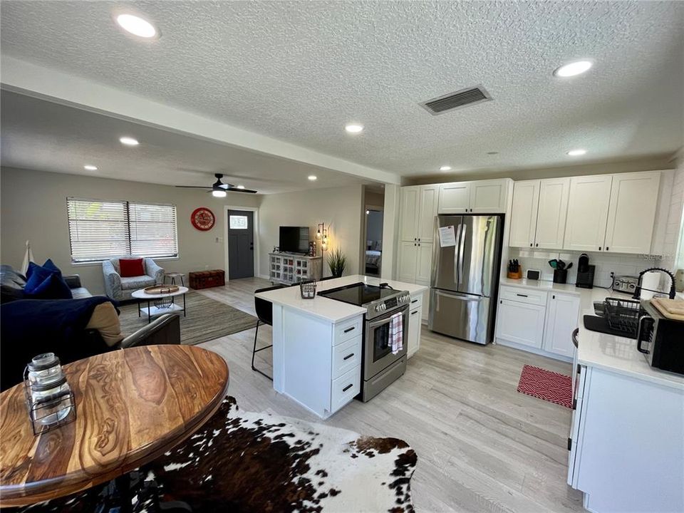 Active With Contract: $2,200 (2 beds, 1 baths, 1272 Square Feet)