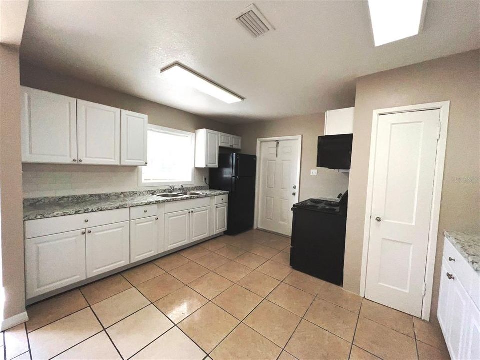 For Rent: $1,450 (2 beds, 1 baths, 870 Square Feet)