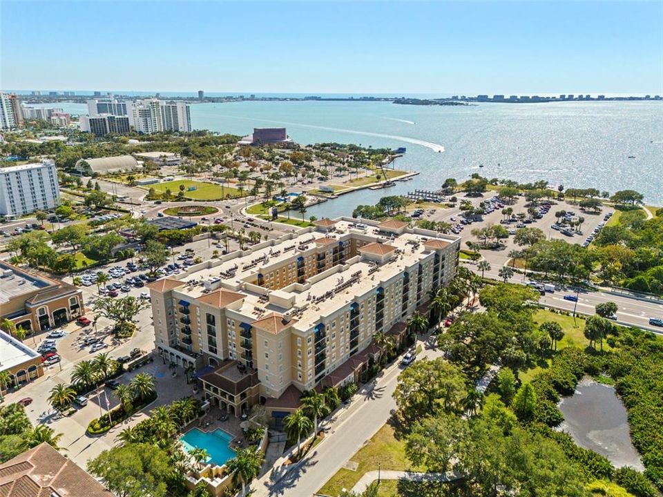 For Sale: $439,000 (2 beds, 2 baths, 985 Square Feet)