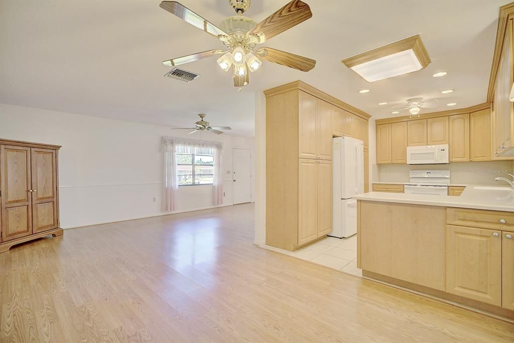 Active With Contract: $259,900 (2 beds, 2 baths, 1538 Square Feet)