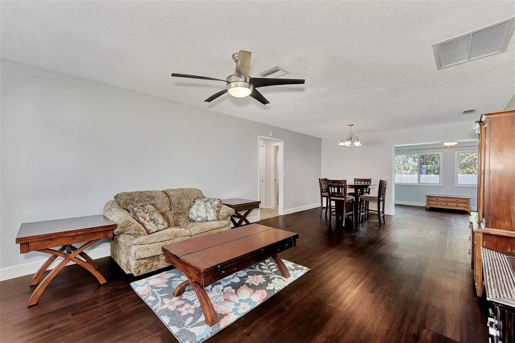 Active With Contract: $297,900 (2 beds, 2 baths, 1356 Square Feet)