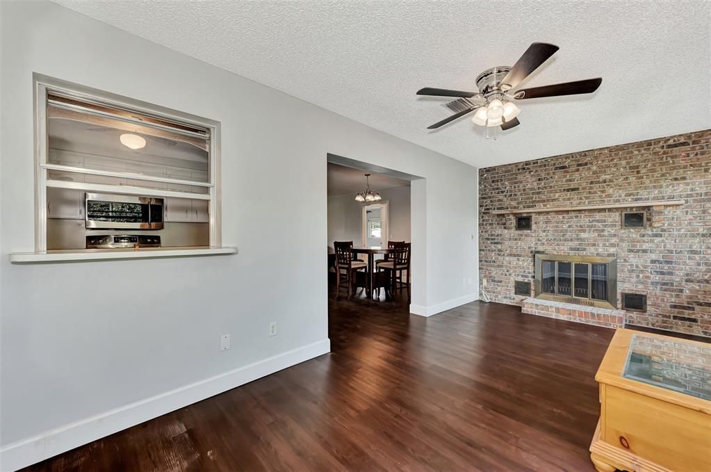 Active With Contract: $297,900 (2 beds, 2 baths, 1356 Square Feet)