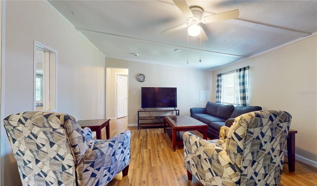 Active With Contract: $199,900 (3 beds, 2 baths, 1300 Square Feet)