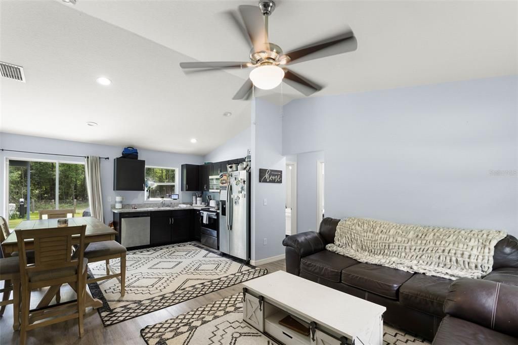 Active With Contract: $205,000 (3 beds, 2 baths, 1000 Square Feet)