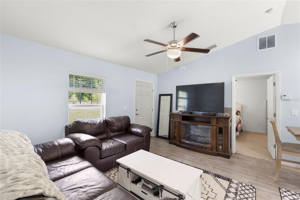 Active With Contract: $205,000 (3 beds, 2 baths, 1000 Square Feet)