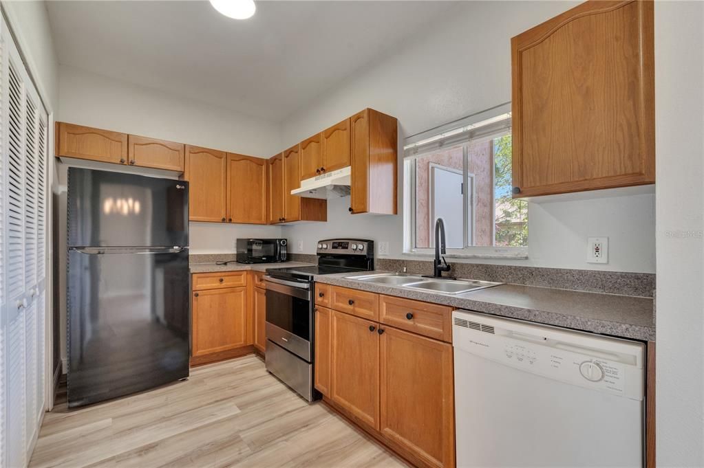 For Sale: $289,987 (2 beds, 2 baths, 1200 Square Feet)
