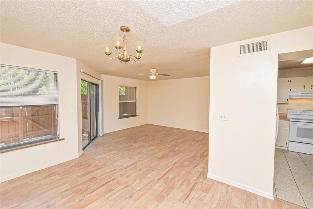 For Sale: $159,900 (3 beds, 2 baths, 1199 Square Feet)