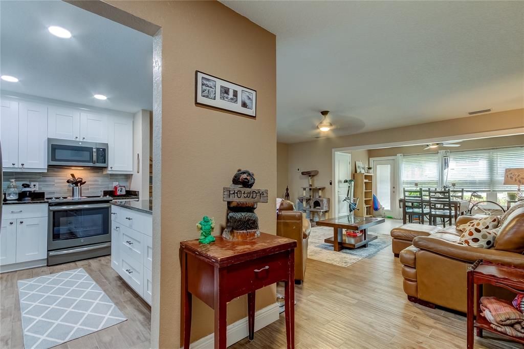 Active With Contract: $184,900 (1 beds, 1 baths, 920 Square Feet)