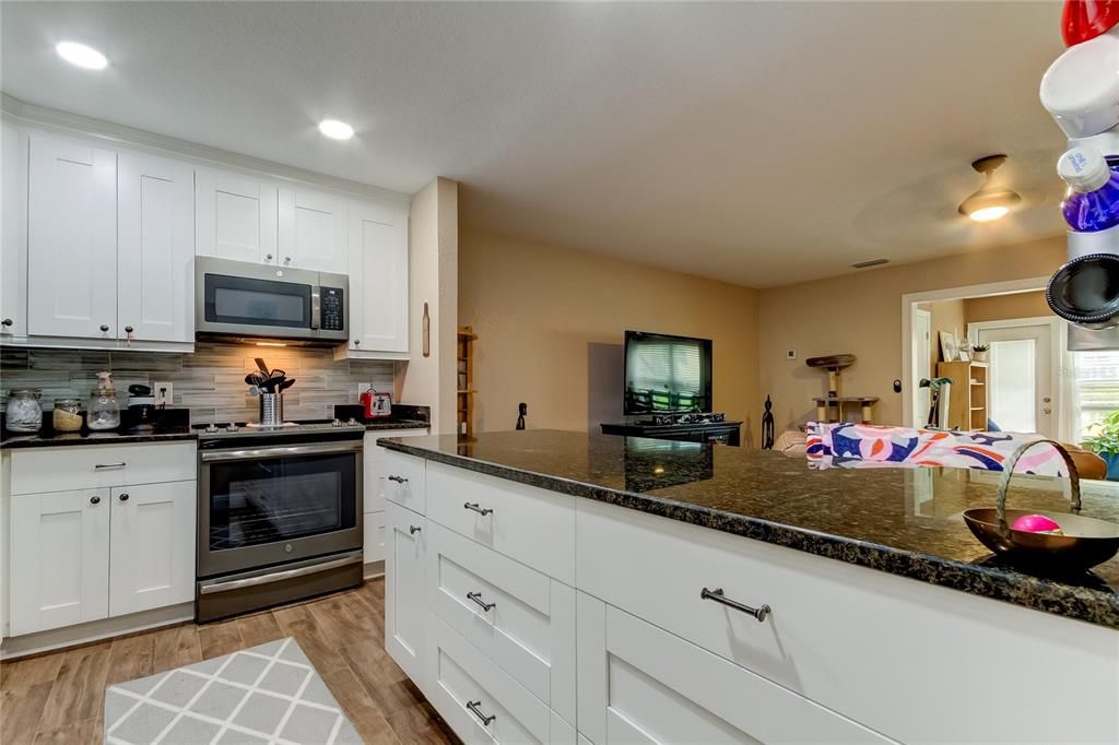 Active With Contract: $184,900 (1 beds, 1 baths, 920 Square Feet)