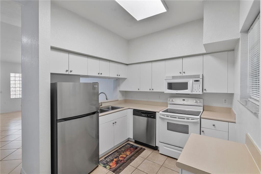 For Sale: $199,000 (2 beds, 2 baths, 932 Square Feet)