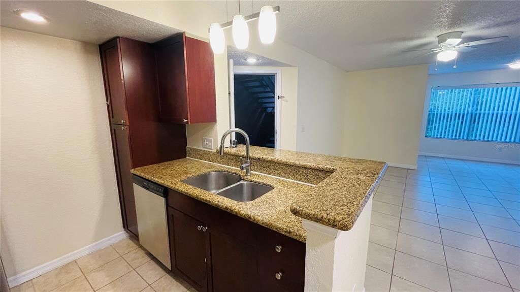 Active With Contract: $1,275 (1 beds, 1 baths, 711 Square Feet)