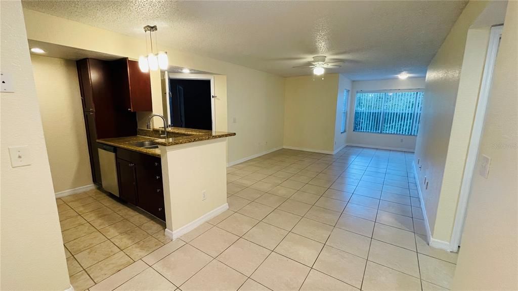 Active With Contract: $1,275 (1 beds, 1 baths, 711 Square Feet)