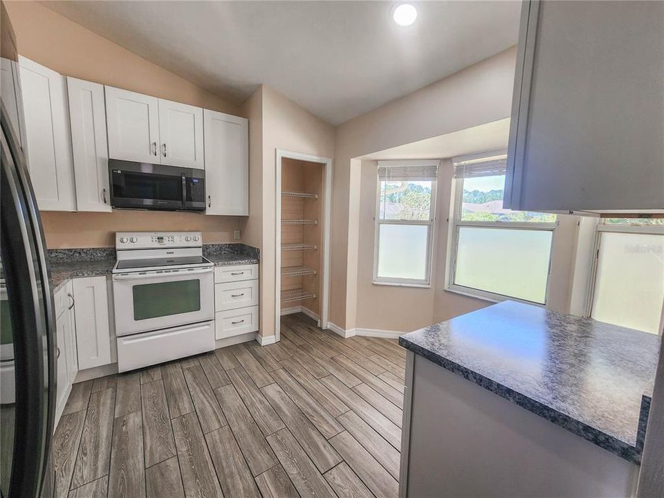 Active With Contract: $279,900 (3 beds, 2 baths, 1287 Square Feet)