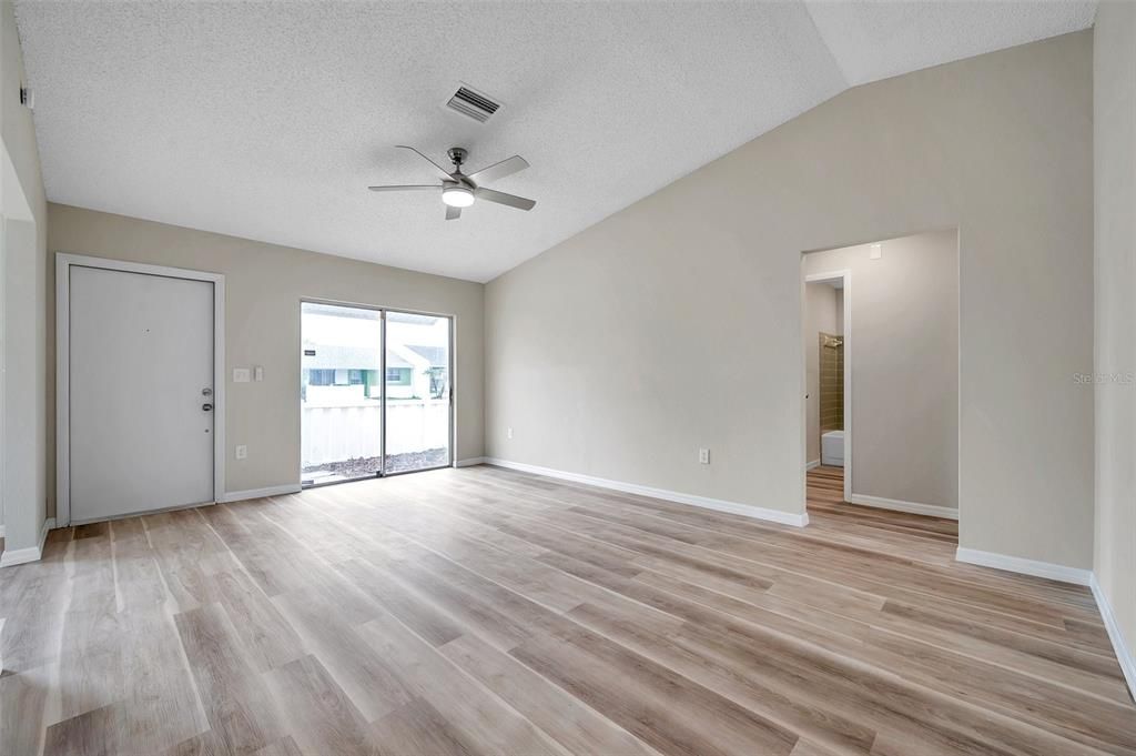 Active With Contract: $274,900 (2 beds, 2 baths, 1050 Square Feet)