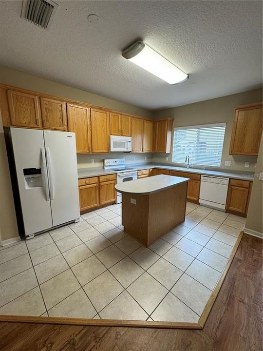 For Sale: $305,000 (2 beds, 2 baths, 1548 Square Feet)