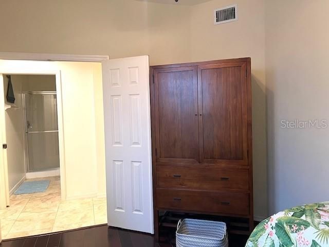 For Rent: $5,200 (3 beds, 2 baths, 1402 Square Feet)