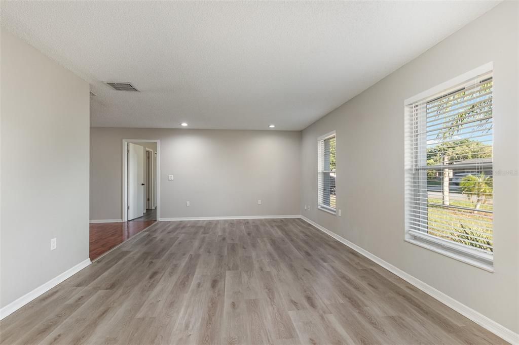 Active With Contract: $499,900 (3 beds, 2 baths, 1612 Square Feet)