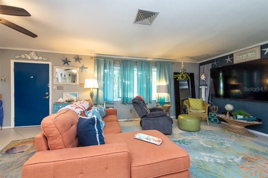 Active With Contract: $375,000 (2 beds, 1 baths, 1032 Square Feet)