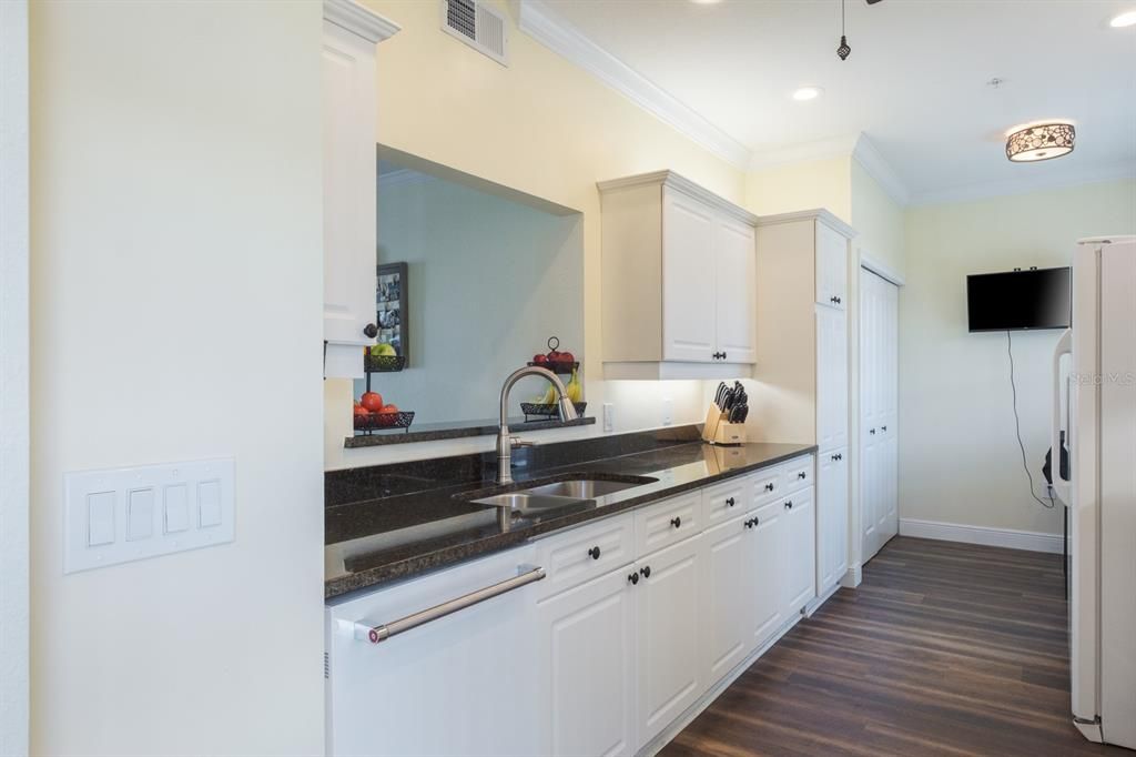 For Sale: $649,900 (2 beds, 2 baths, 1420 Square Feet)