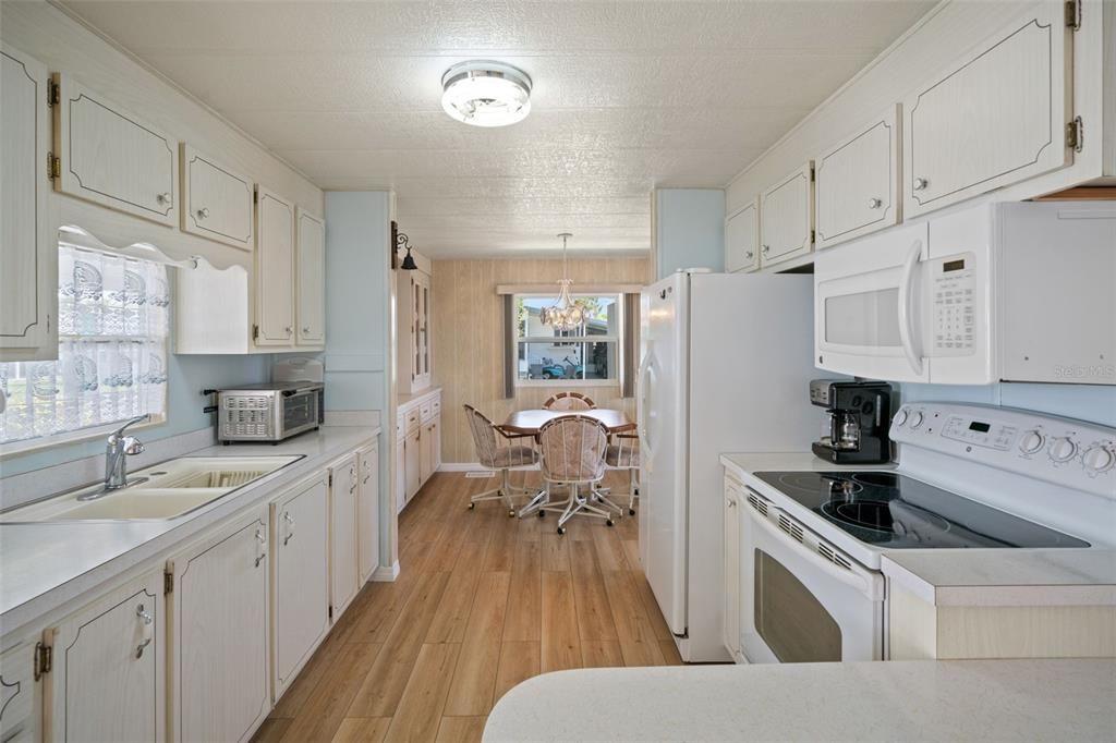 For Sale: $170,000 (2 beds, 2 baths, 1056 Square Feet)