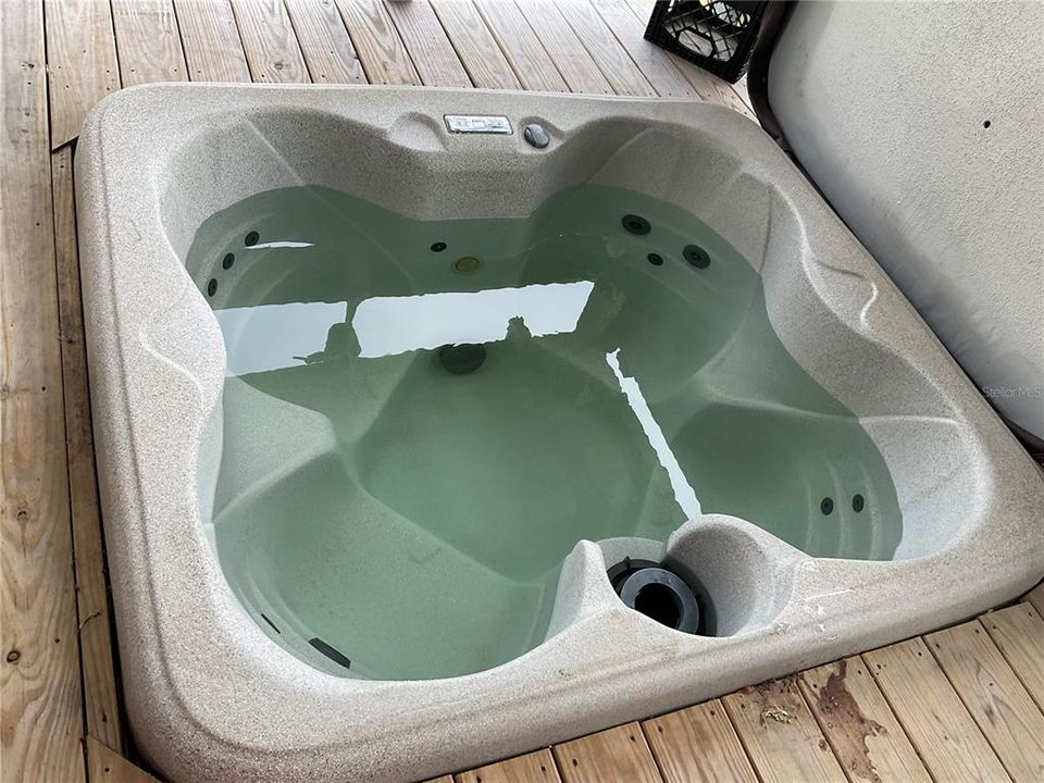 4-seat hot tub