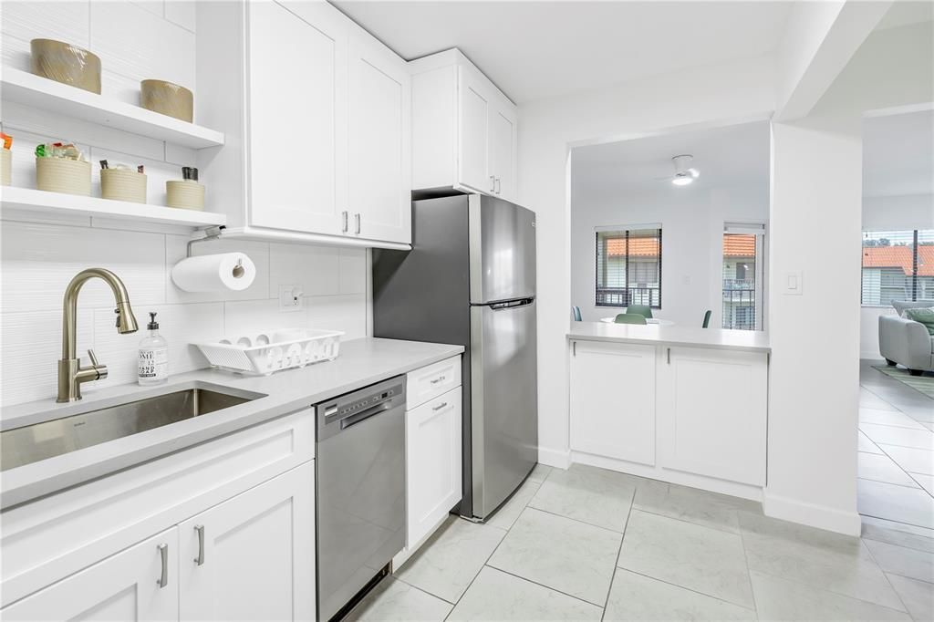 For Sale: $379,000 (1 beds, 1 baths, 665 Square Feet)