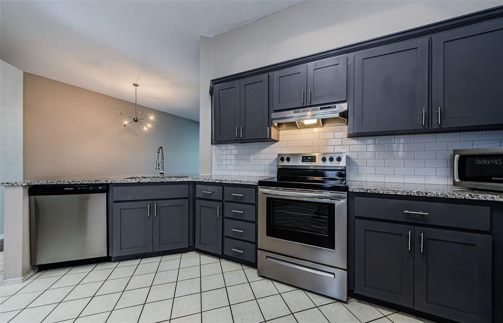 Active With Contract: $315,000 (2 beds, 2 baths, 1197 Square Feet)