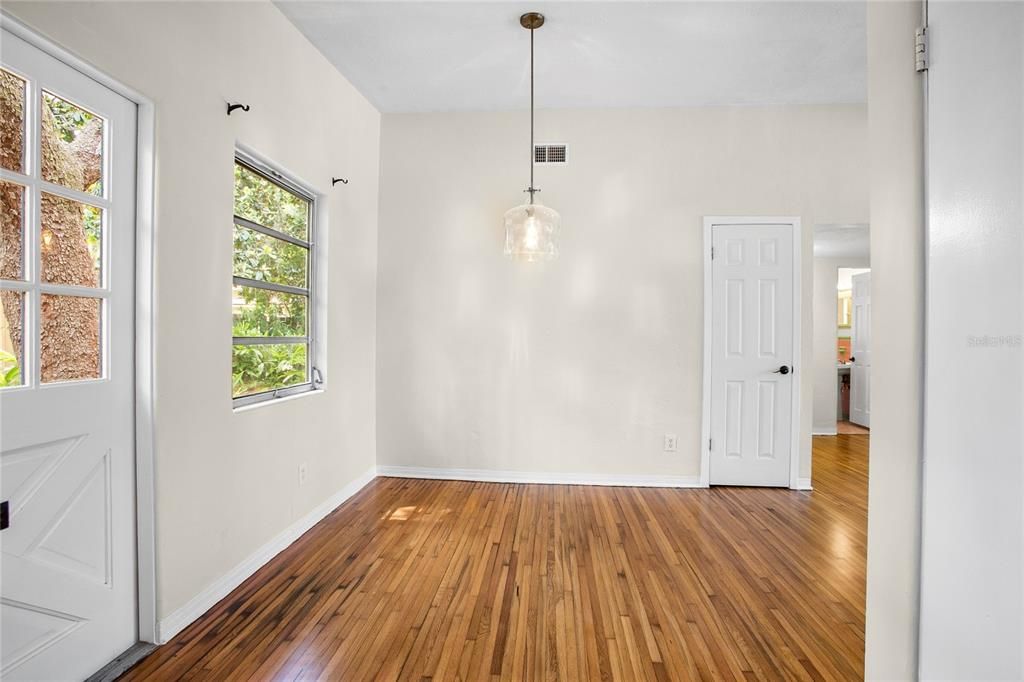 For Sale: $279,000 (2 beds, 1 baths, 940 Square Feet)