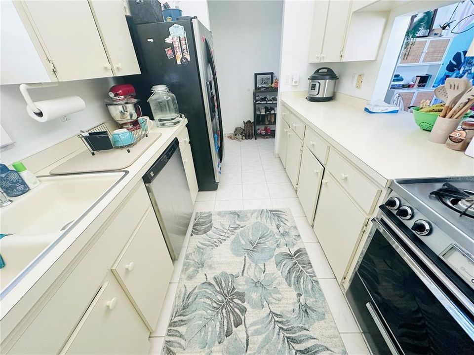 For Rent: $2,100 (2 beds, 2 baths, 966 Square Feet)