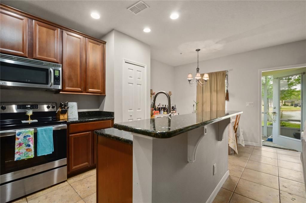 Recently Sold: $350,000 (3 beds, 2 baths, 1703 Square Feet)