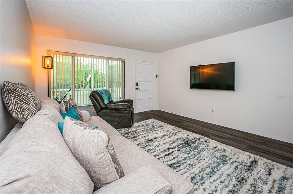 Active With Contract: $234,900 (2 beds, 2 baths, 1100 Square Feet)