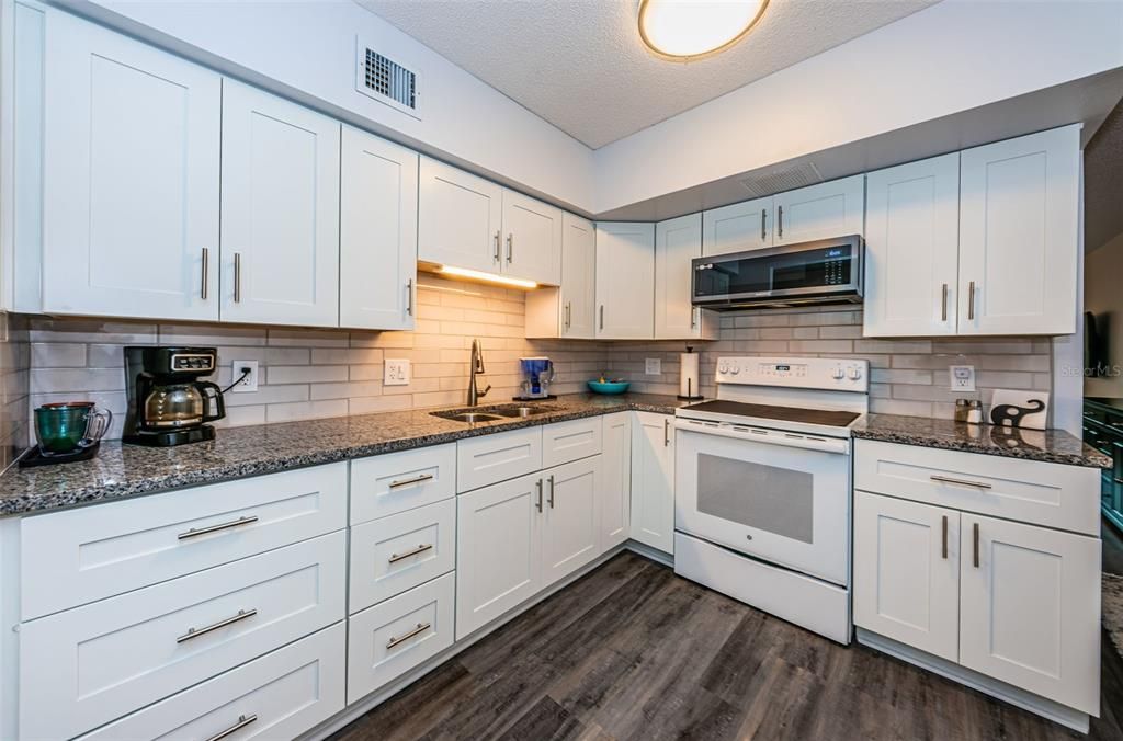 For Sale: $234,900 (2 beds, 2 baths, 1100 Square Feet)