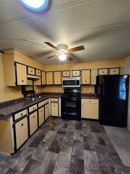 For Sale: $179,900 (2 beds, 2 baths, 1035 Square Feet)
