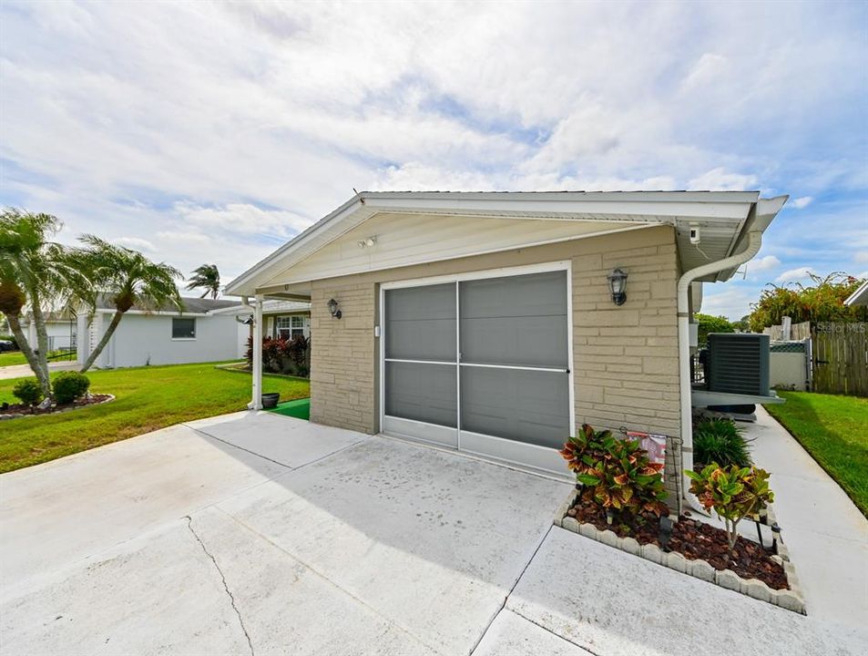 Active With Contract: $310,000 (2 beds, 2 baths, 948 Square Feet)