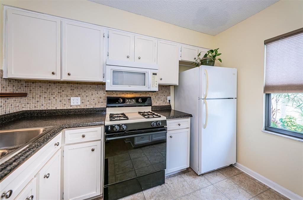 For Sale: $129,900 (1 beds, 1 baths, 646 Square Feet)